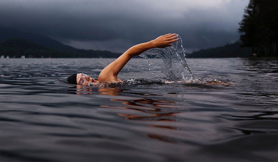 una mujer nadando en un lago