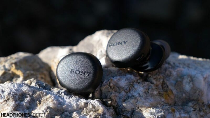 Sony WF-XB700 sobre una roca